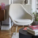 About a Lounge AAL93 fåtölj med hög rygg & träunderrede